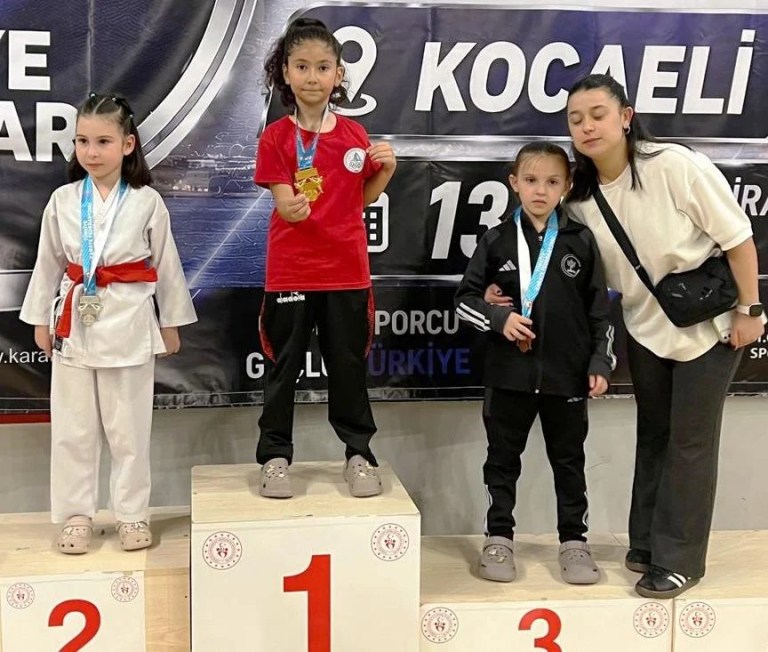 Körfezli karateciler Darıca’da madalya topladı