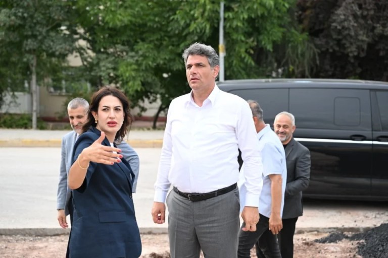 Kartepe’de asfalt mesaisi sürüyor