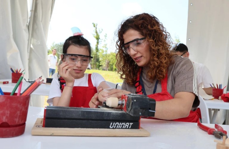 Karneval’da minikler hem eğleniyor hem öğreniyor