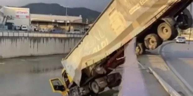 Gölcük’te tır dereye uçtu!