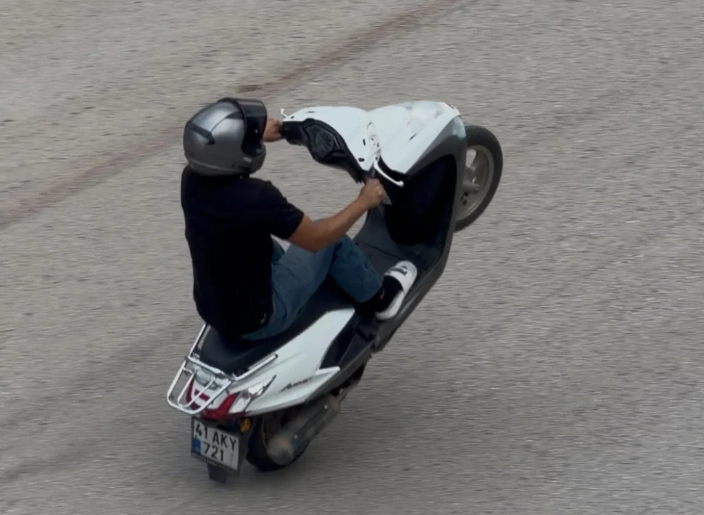 Gölcük’te motosikletli şov tepki topladı!
