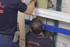 Duvar arasına sıkışan kediler kurtarıldı!