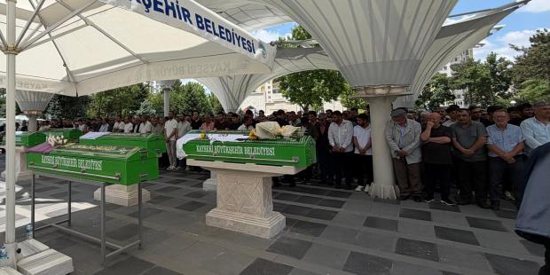GAZETECİ KIRDEMİR’E ÇİFTE ACI: AYNI GÜN HEM ANNESİNİ HEM YEĞENİNİ TOPRAĞA VERDİ