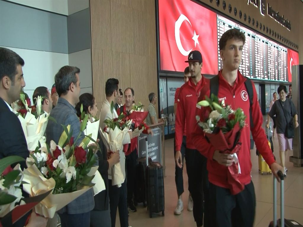 Türk milli takımı oyuncuları, hastane önünde çiçeklerle karşılanıyor.