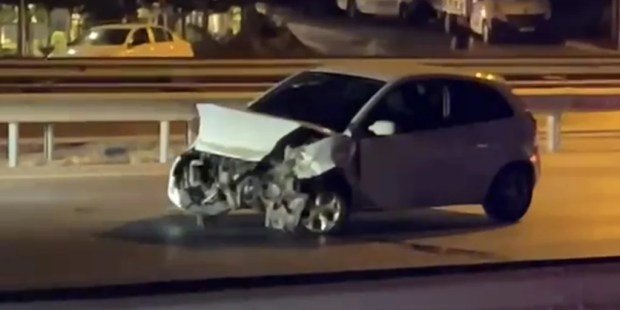 Gebze’de otomobil bariyerlere saplandı: 2 yaralı!