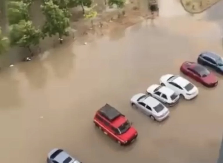 Çayırova’da sağanak hayatı felç etti!