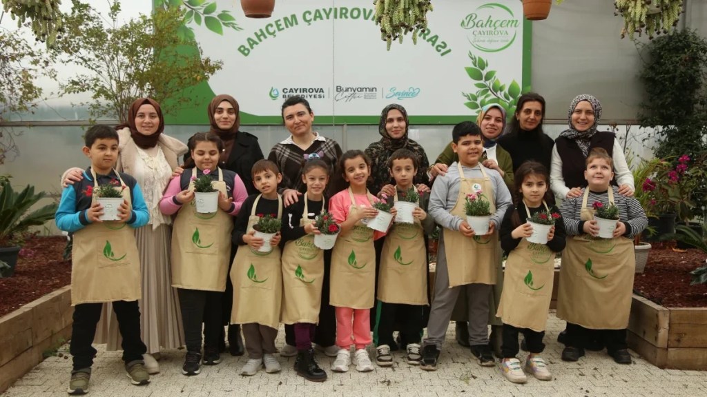 Bahçem Çayırova’da minikler karanfil dikti