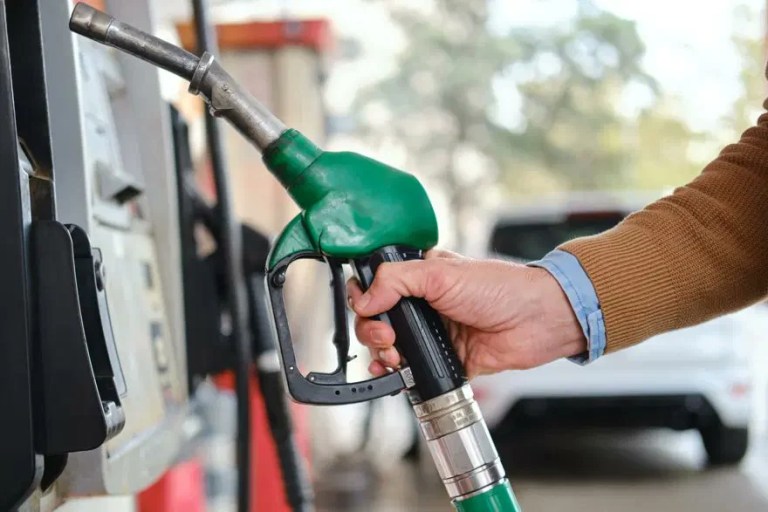 Benzine 4 lira 67 kuruş indirim bekleniyor