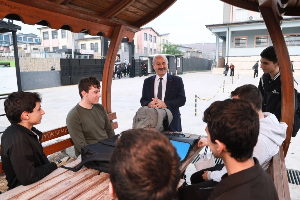 Büyükgöz haftaya okul ziyaretleriyle başladı