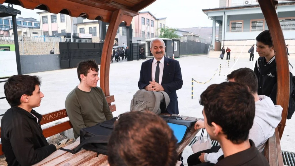 Büyükgöz haftaya okul ziyaretleriyle başladı