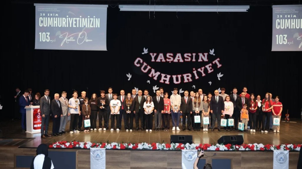 Cumhuriyetin 103. yılı Çayırova’da kutlandı