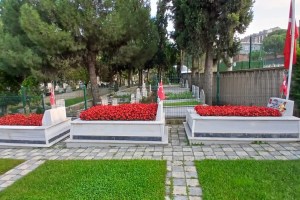 Darıca’da park ve şehitlikler çiçek açıyor