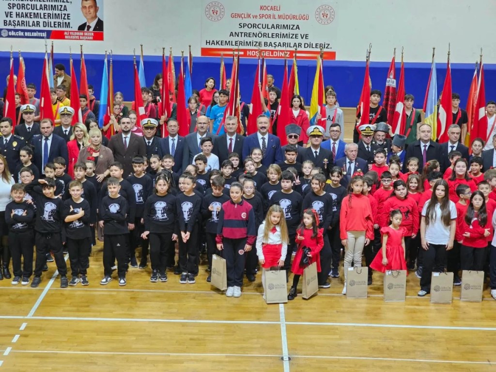 Gölcük'te 29 Ekim coşkusu salona taştı
