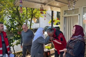 Kartepe’de sel mağdurlarına destek sürüyor