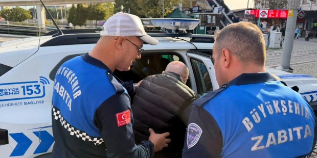 Kocaeli’de zabıtadan vatandaşa yardım eli