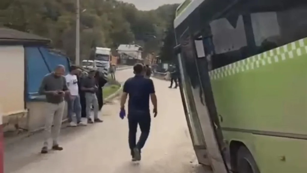Otobüsün yoldan çıktığı kazada 12 yaralı!