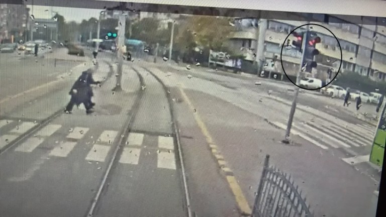 Tramvayın altında kalan yaya kurtarılamadı!