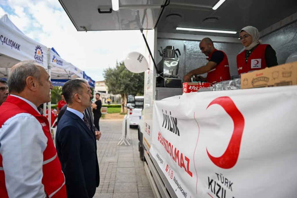 Vali Aktaş Gebze'de kan bağışına katıldı