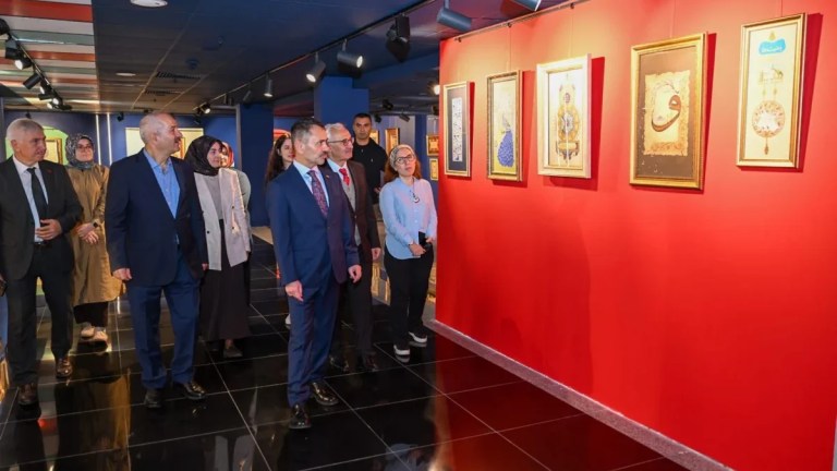 Vali Aktaş geleneksel sanatlar sergisinde